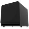 Czarny subwoofer o prostokątnym kształcie z widoczną teksturą drewna na obudowie, z przodu znajduje się logo "Klipsch". Produkt stoi na czterech nóżkach, a jego przednia część jest pokryta siatką ochronną.