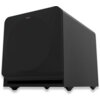 Czarny subwoofer o prostokątnym kształcie z widocznym logo "Klipsch" na przedniej siatce. Obudowa ma delikatną teksturę imitującą drewno, a urządzenie stoi na czterech nóżkach.