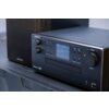 Czarna wieża KENWOOD M-925 DAB z wyświetlaczem pokazującym "DAB 12:03" oraz "My Love - Wra w - length". Na urządzeniu widoczne są przyciski sterujące oraz logo KENWOOD.