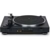 Czarny gramofon z widocznym talerzem i ramieniem, na przednim panelu znajdują się złącza audio oraz przyciski. Na powierzchni gramofonu widoczny jest napis "THORENS".