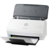 Biały skaner z otwartą pokrywą, na której widoczne są symbole dotyczące obsługi papieru, z logo "hp" oraz napisem "ScanJet Pro 3000 s4" na przedniej części obudowy. W dolnej części urządzenia znajduje się podajnik z wystającym arkuszem papieru.
