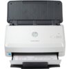 Biały skaner z otwartą pokrywą, na której widnieje logo "hp" oraz napis "ScanJet Pro 3000 s4". W dolnej części urządzenia znajduje się dokument z widocznym tekstem, a obok przycisków sterujących znajduje się symbol zasilania i ikony ostrzegawcze.