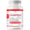 Biała butelka z suplementem diety "Colostrum DOMOWA APTECZKA" zawiera 100 kapsułek, a na etykiecie widnieje napis: "Siara bydlęca - 200 mg w 1 kapsułce, 100% naturalne bogactwo bioaktywnych składników, 30% Immunoglobulin IgG". Na etykiecie znajduje się również logo "Domowa Apteczka" oraz informacje o zawartości i zalecanym spożyciu.