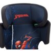 Granatowy fotelik samochodowy z motywem Spider-Mana, z widocznym czerwonym napisem "SPIDER-MAN" na zagłówku oraz grafiką przedstawiającą postać Spider-Mana na oparciu. Tło ozdobione jest wzorem pajęczyny.