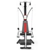 Na zdjęciu znajduje się atlas do ćwiczeń z widocznym logo "BOWFLEX" na górnej i środkowej części urządzenia. Konstrukcja jest w kolorach czarnym, szarym i czerwonym, z elementami do ćwiczeń siłowych, takimi jak linki i uchwyty.