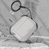 Szare etui na słuchawki TECH-PROTECT Bounce do Apple Airpods Pro 3 unosi się w powietrzu, otoczone fragmentami rozbitego marmuru. Na etui widoczne jest logo "TECH-PROTECT" oraz mała zielona dioda.