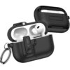 Czarne etui na słuchawki TECH-PROTECT Slim Hook do Apple Airpods Pro 3 z widocznym logo "TECH-PROTECT" i metalowym kółkiem do przypięcia. Etui jest otwarte, ukazując słuchawki wewnątrz, a w tle widoczna jest jego tylna część z teksturowaną powierzchnią.
