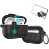 Czarne etui na słuchawki TECH-PROTECT Slim Hook do Apple Airpods Pro 3 z widocznym logo "TECH-PROTECT" i zieloną ikoną kłódki na przedniej części. Etui posiada metalowy uchwyt w formie kółka oraz wycięcie na port ładowania, a w tle widoczny jest zbliżony 