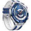 Srebrno-niebieski smartwatch z okrągłą tarczą, na której widoczne są wskazówki, cyfry oraz napisy: "HUAWEI WATCH Ultimate", "80%", "97 BPM", "FRI 18". Pasek zegarka jest biało-niebieski z metalowym zapięciem.