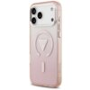 Różowe etui na telefon z przezroczystymi bokami, ozdobione logo GUESS w kształcie trójkąta oraz napisem "GUESS" powtarzającym się wokół okręgu. Etui posiada wycięcia na aparat i przyciski, a także oznaczenie kompatybilności z MagSafe.