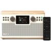 Białe radio cyfrowe z drewnianym wykończeniem na górze i dole, posiada wyświetlacz pokazujący "DAB 19:45 Classic radio Classic Hits" oraz przyciski i pokrętła do regulacji. Obok radia znajduje się czarny pilot z przyciskami, a na obu urządzeniach widoczne