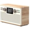 Na zdjęciu znajduje się radio o drewnianym wykończeniu z białym panelem przednim, na którym widoczny jest ekran wyświetlający "DAB 19:44 Classic radio Classic Hits". Poniżej ekranu znajduje się logo "PURE", a po obu stronach ekranu umieszczone są pokrętła