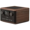 Brązowy radioodtwarzacz z drewnianą obudową, posiadający dwa pokrętła oraz wyświetlacz pokazujący "DAB", "Classic radio", "19:45" i "Classic Hits". Na panelu przednim widoczne jest logo "PURE" oraz kilka przycisków funkcyjnych.