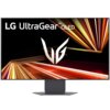 Monitor z wyświetlaczem prezentującym dynamiczne, kolorowe linie na czarnym tle, z widocznym logo "LG UltraGear OLED" w górnym rogu. Na ekranie znajduje się również stylizowane logo w kształcie litery "V".