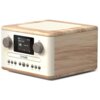 Radioodtwarzacz w drewnianej obudowie z białym panelem przednim, posiada dwa pokrętła, wyświetlacz pokazujący "DAB Classic radio 19:45 Classic Hits" oraz przyciski funkcyjne poniżej. Logo "PURE" znajduje się pod wyświetlaczem.