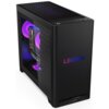 Czarny komputer stacjonarny z podświetleniem RGB wewnątrz obudowy, z widocznym napisem "LEGION" na przednim panelu oraz logo "Lenovo" na dolnej części. Bok obudowy ma przezroczysty panel, przez który widać elementy wewnętrzne, w tym wentylatory z fioletow