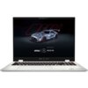 Laptop z otwartym ekranem, na którym wyświetlony jest obraz samochodu wyścigowego z logotypami "msi", "Mercedes" i "AMG Motorsport" oraz napisem "Official Partner". Na dolnej ramce ekranu widoczne jest logo "msi", a na obudowie laptopa znajduje się logo "Mercedes AMG".