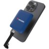 Niebieski dysk SSD z logo "Verbatim" jest przymocowany do tylnej części ciemnego smartfona, z którego wystaje czarny kabel z końcówką USB-C. Dysk ma kompaktowy, kwadratowy kształt i gładką powierzchnię.