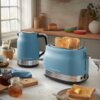Na zdjęciu znajduje się niebieski toster marki Russell Hobbs z dwoma kromkami chleba, obok którego stoi dopasowany kolorystycznie czajnik. W tle widoczne są różne kuchenne akcesoria, takie jak słoiki z dżemem, deska do krojenia i filiżanka.