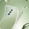 Przezroczyste etui TECH-PROTECT FlexAir jest nałożone na zielony telefon Xiaomi Redmi 15C, ukazując trzy obiektywy aparatu i teksturę tylnej obudowy. Tło jest w odcieniach zieleni z widocznymi kroplami wody.