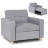 Szara, rozkładana sofa z drewnianymi nóżkami, widoczna w dwóch ujęciach: w formie złożonej oraz rozłożonej do spania. Sofa ma pikowane siedzisko i oparcie, a na podłokietnikach znajdują się uchwyty na napoje.