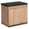 Szafka na buty z siedziskiem wykonana z drewna w kolorze dąb artisan, z czarną poduszką na górze. Mebel ma prostą, nowoczesną formę i stoi na niewielkich nóżkach.