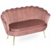 Różowa sofa dwuosobowa w stylu glamour z owalnym siedziskiem i oparciem w kształcie muszli, osadzona na smukłych, złotych nogach. Materiał obicia jest aksamitny, a całość prezentuje elegancki i nowoczesny design.