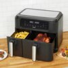 Frytkownica beztłuszczowa z podwójnym koszem marki HADEN, model HAD214065 o mocy 2400 W i pojemności 9.5L, stoi na blacie kuchennym. Na wyświetlaczu widoczne są temperatury "180°C" i "200°C", a w koszach znajdują się frytki i pieczony kurczak.