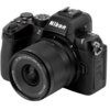 Aparat fotograficzny z obiektywem, na którym widnieje napis: "AF 9mm 1:2.8 STM ASPH ED IF APS-C frame Ø 62mm 0.13m/0.43ft". Na korpusie aparatu znajduje się logo "Nikon" oraz litera "Z".