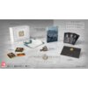 Na zdjęciu znajduje się zestaw "Crimson Desert Deluxe Edition Gra PC", który obejmuje pudełko Deluxe Edition, limitowany steelbook, mapę z tkaniny, przypinkę, trzy naszywki, karty z postaciami oraz list od deweloperów. Widoczne są również logotypy platfor