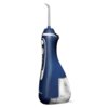 Granatowy irygator bezprzewodowy z przezroczystym zbiornikiem na wodę i kilkoma przyciskami na uchwycie. Na dole urządzenia widoczny jest napis "Waterpik Water Flosser".