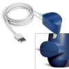 Na zdjęciu widoczny jest biały kabel USB z niebieską końcówką, na której znajduje się logo "waterpik". Obok znajduje się fragment niebieskiego urządzenia z tym samym logo.