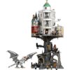 Zestaw LEGO przedstawia model Banku Gringotta z serii Harry Potter, z widocznymi detalami architektonicznymi i figurkami postaci. Obok banku znajduje się duży, szczegółowy model smoka.
