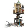 Zestaw LEGO przedstawia wielopoziomową konstrukcję z bankiem Gringotta, z detalami architektonicznymi i figurkami postaci oraz smokiem. Na zdjęciu widoczne są różne elementy budowli, w tym kopuła, kolumny i tory, a także kilka minifigurek i smok z otwartą