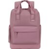 Różowy plecak z prostokątną kieszenią z przodu, zamkiem błyskawicznym i dwoma uchwytami na górze. Na przedniej kieszeni widoczne jest logo "AMERICAN TOURISTER".