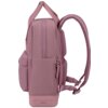 Różowy plecak z widocznymi kieszeniami i zamkami błyskawicznymi, posiada regulowane szelki oraz uchwyt do przenoszenia. Na dole plecaka znajduje się napis "AMERICAN TOURISTER".