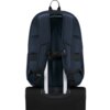 Granatowy plecak z widocznymi szelkami i paskiem piersiowym, umieszczony na uchwycie walizki. Plecak ma wyściełane plecy i szelki, a na górze znajduje się uchwyt do przenoszenia.