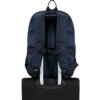 Granatowy plecak z regulowanymi szelkami i paskiem piersiowym, umieszczony na uchwycie walizki. Plecak ma wyściełane plecy i siateczkowe wstawki dla lepszej wentylacji.