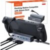 Na zdjęciu znajduje się stacja dokująca z kilkoma podłączonymi kablami oraz opakowanie z napisem "zenwire Docking Station Compatible with Steam Deck HUB62" i dodatkowymi informacjami "1000MBps Ethernet" oraz "4K HD". W prawym górnym rogu opakowania widnie