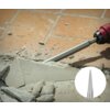 Na zdjęciu widać dłuto używane do rozbijania płytek ceramicznych, z widocznymi odłamkami i pyłem na podłodze. W prawym dolnym rogu znajduje się zbliżenie końcówki dłuta na białym tle.