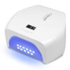 Biała lampa UV/LED do paznokci z widocznym logo "Clavier" oraz wyświetlaczem cyfrowym pokazującym liczby. Wewnątrz lampy świecą się diody LED emitujące niebieskie światło.