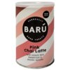 Puszka z napisem "BARÚ Surreally Good Treats" oraz "Pink Chai Latte with black tea, beetroot & exotic spices" na tle różowo-białych pasków. Na opakowaniu znajduje się również czarny okrąg z napisem "Vegan Recipe".