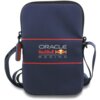 Granatowa torebka z logo "ORACLE Red Bull RACING" w kolorach białym, czerwonym i żółtym, z czerwonymi akcentami oraz regulowanym paskiem. Zamek błyskawiczny ma czarny uchwyt z czerwonymi detalami.
