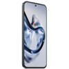 Na zdjęciu widoczny jest smartfon z dużym ekranem, na którym wyświetlany jest abstrakcyjny wzór w odcieniach srebra i niebieskiego. Obudowa urządzenia jest w kolorze czarnym.