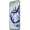 Smartfon z dużym wyświetlaczem, na którym widoczna jest abstrakcyjna grafika w odcieniach srebra i błękitu. Obudowa urządzenia jest w kolorze jasnym, z widocznym czerwonym przyciskiem z boku.