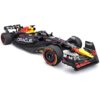 Zdalnie sterowany samochód wyścigowy w kolorach czarnym, żółtym i czerwonym z widocznymi logotypami, takimi jak "Red Bull", "Oracle", "Mobil 1" oraz "Pirelli P Zero" na oponach. Model ma szczegółowe elementy aerodynamiczne i oznaczenia sponsorów na karoserii.