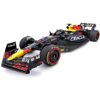 Zdalnie sterowany samochód wyścigowy w kolorach czarnym, żółtym i czerwonym z widocznymi logotypami "Red Bull", "Oracle", "Mobil", "Claro" oraz "P Zero" na oponach. Model ma szczegółowe elementy aerodynamiczne i oznaczenia sponsorów na karoserii.