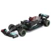Na zdjęciu znajduje się zdalnie sterowany model samochodu wyścigowego w kolorze czarnym z turkusowymi i białymi akcentami, z widocznymi logotypami "PETRONAS", "INEOS", "AMG", "IWC" oraz "EPSON". Samochód ma szczegółowo odwzorowane elementy aerodynamiczne i opony z napisem "P ZERO".