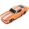 Zdalnie sterowany samochód w kolorze pomarańczowym z szarymi pasami na masce i dachu, stylizowany na model Ford Mustang GT z 1967 roku. Posiada czarne szyby i chromowane detale, a jego koła są czarne z chromowanymi obręczami.