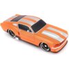 Zdalnie sterowany samochód w kolorze pomarańczowym z szarymi pasami na masce i dachu, stylizowany na model Ford Mustang GT z 1967 roku. Posiada czarne, przyciemniane szyby i chromowane felgi.